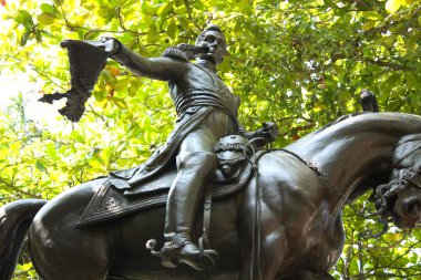 Simon Bolivar atlı heykeli