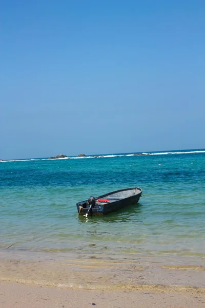 Barca in spiaggia di caraibi . — Foto Stock