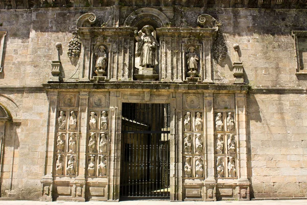 Дверь Католической церкви - Сантьяго-де-Компостела — стоковое фото