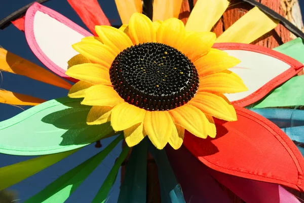 Pinwheel colorido, moinho de vento de brinquedo. Su — Fotografia de Stock