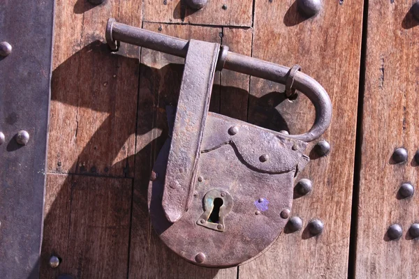 Védelem. kilincs és zár régi보호입니다. 래치 또는 오래 된 자물쇠. — Stock Fotó