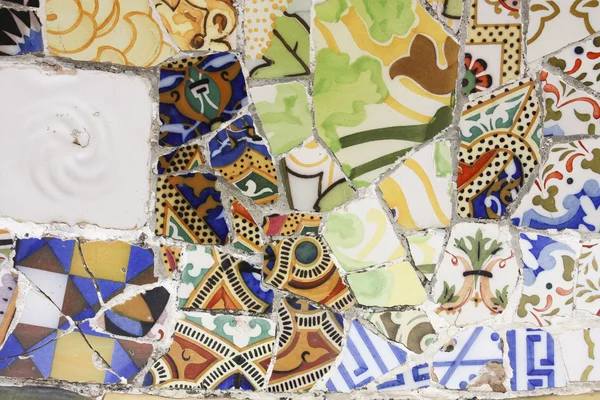 Trencadis nabízí velký. úlomky keramiky. Gaudi. — Stock fotografie