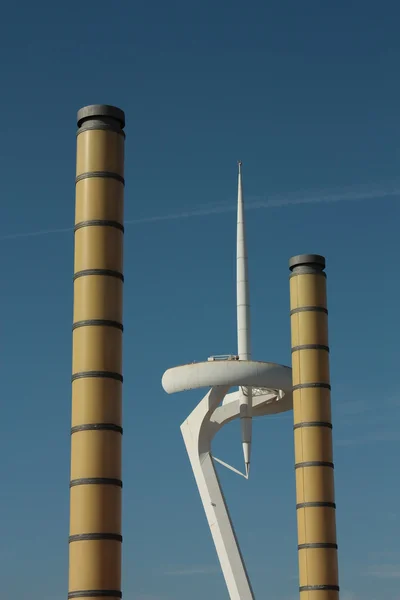 Torre Montjuic e colunas de iluminação — Fotografia de Stock