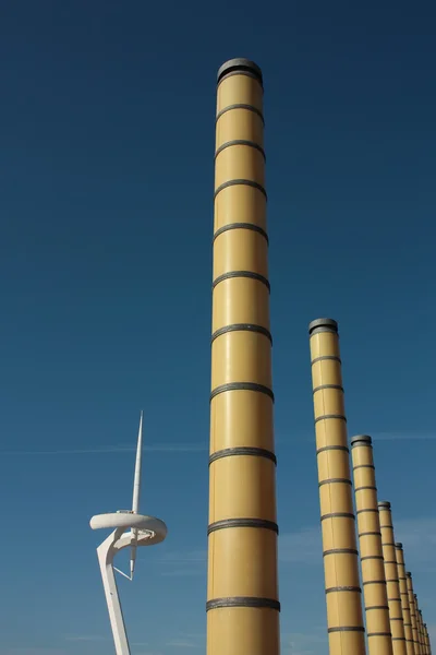 Montjuic tower och belysning kolumner — Stockfoto