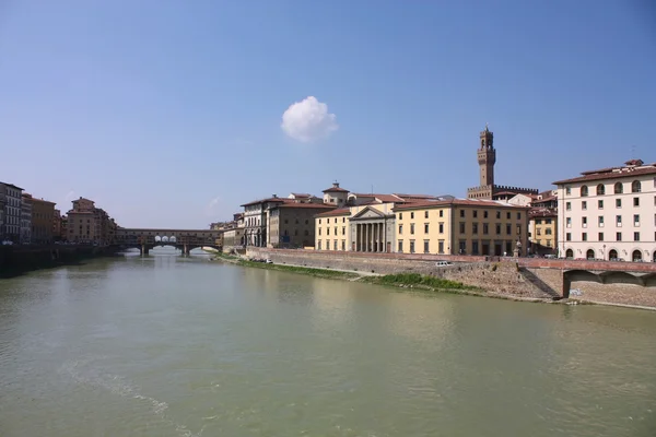 Florence over de arno rivier. — Stockfoto