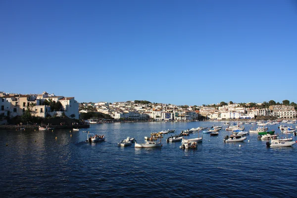 Båtar i fjärden av Cadaqués — Stockfoto
