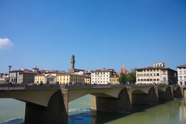 Brücke über den Fluss Arno, Florenz. — Stockfoto
