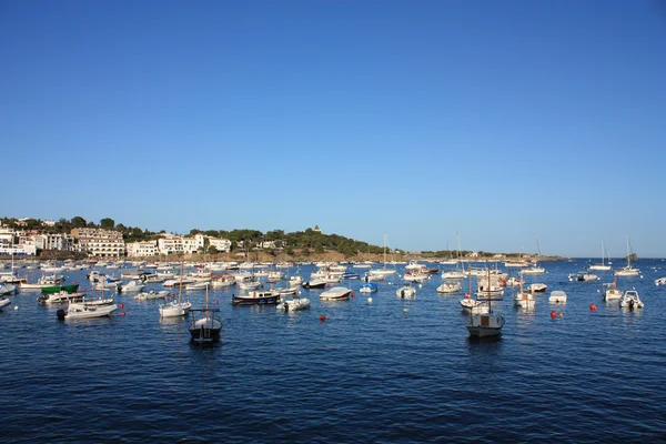 Boats in the bay of Cadaques — Stock Photo, Image