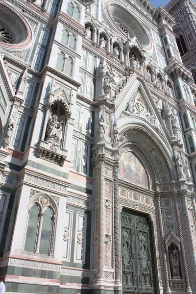 Monumerntal drzwi katedry we Florencji — Zdjęcie stockowe