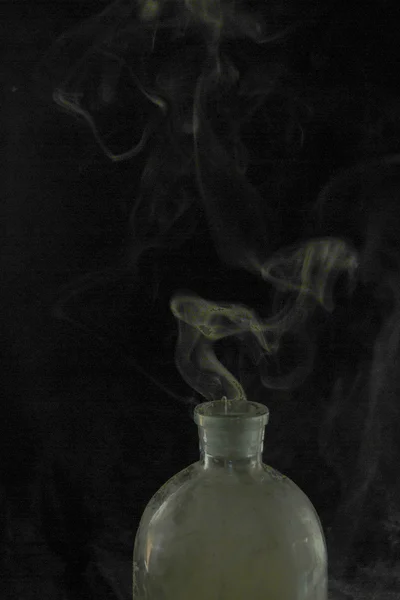 Fumar de uma garrafa — Fotografia de Stock