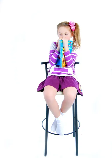 Девушка на стуле — стоковое фото