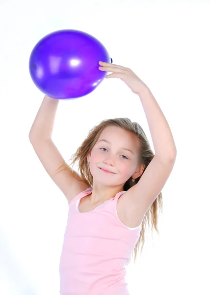 Χαμογελαστό κορίτσι με ένα μπαλόνι — Φωτογραφία Αρχείου