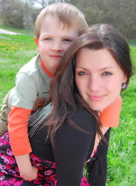 Mamá y el hijo en un paseo —  Fotos de Stock