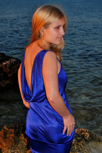 Zamyšlená dívka v fialové šaty — Stock fotografie