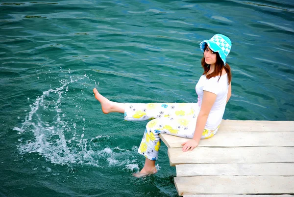 Chica joven junto al lago —  Fotos de Stock