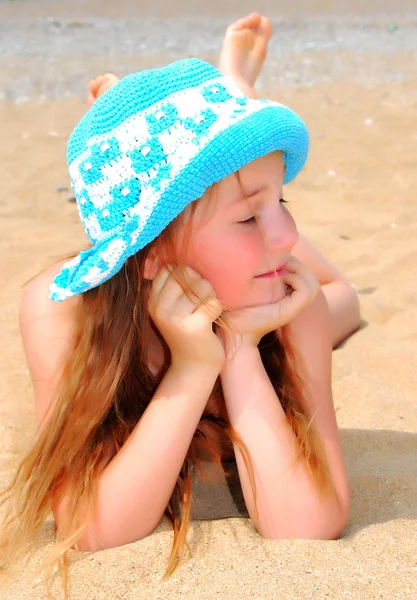 A menina na praia Fotos De Bancos De Imagens