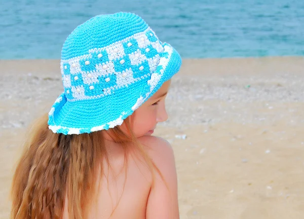 Het kleine meisje op het strand — Stockfoto