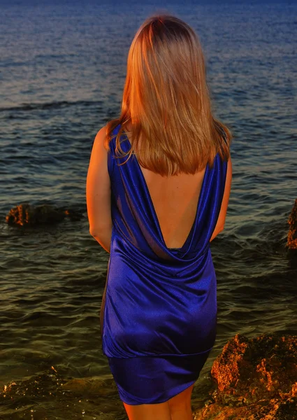 Een doordachte meisje in violet jurk — Stockfoto