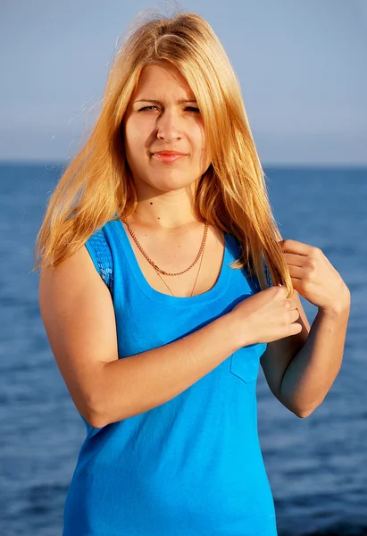 바다가 아름 다운 여자 — 스톡 사진