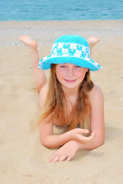 A menina na praia Fotos De Bancos De Imagens Sem Royalties