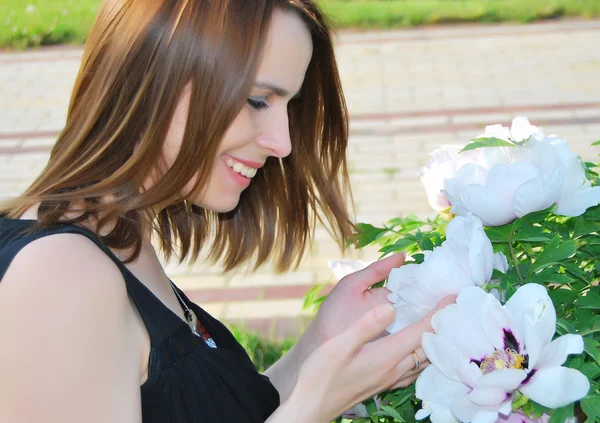 Mädchen riecht Blumen — Stockfoto