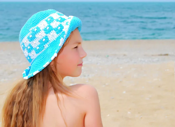 Den lilla flickan på stranden — Stockfoto