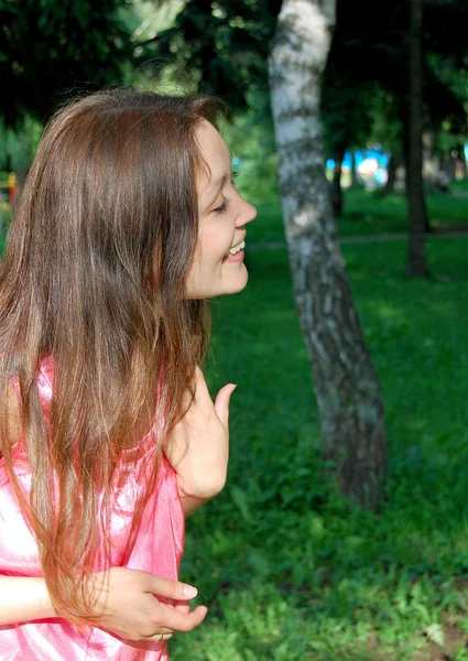 Девушка в парке — стоковое фото