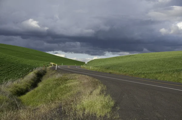 Nubes oscuras sobre la carretera — Foto de Stock