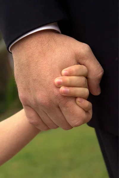Apa és fia kézenfogva — Stock Fotó