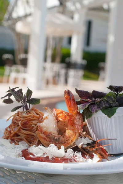 虾和意大利面盘与新鲜 parmesa — 图库照片
