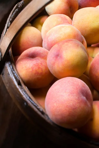 Close-up of peaches in a basket — Stock Photo, Image