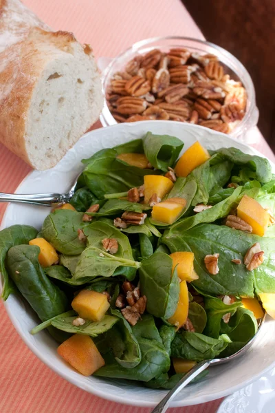 Spinach Salad with Pecans, Peaches and F — Stock Photo, Image