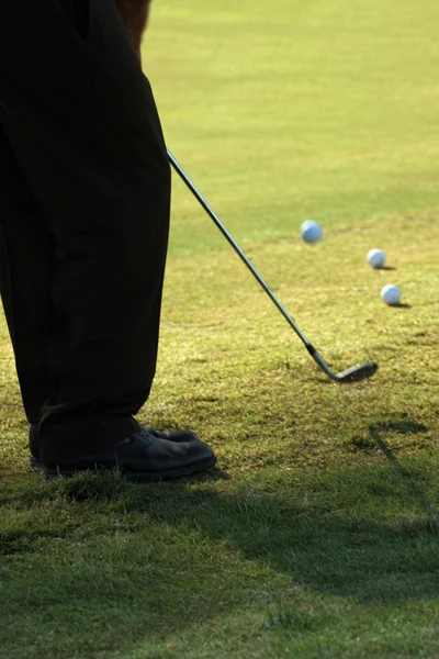 Prácticas del golfista Chipping en verde — Foto de Stock