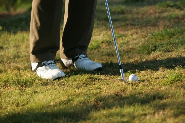 Golfista batendo fora de difícil — Fotografia de Stock