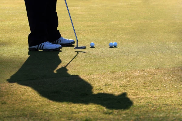 Golfista Práticas Seu Putt — Fotografia de Stock