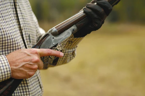 Hombre de caza con escopeta - clip camino — Foto de Stock