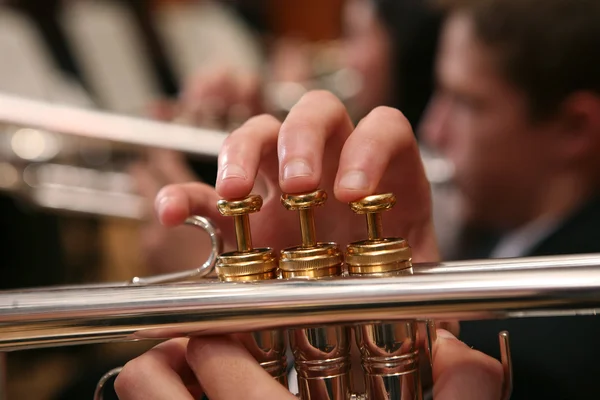 Närbild av mannen som spelar trumpet — Stockfoto