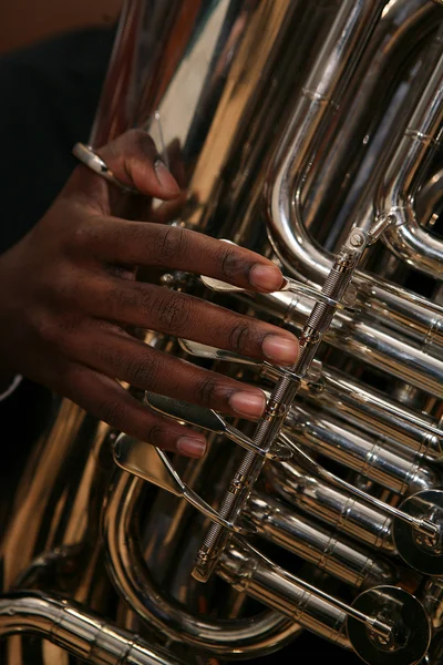 Afro-Amerikaanse man speelt de tuba — Stockfoto