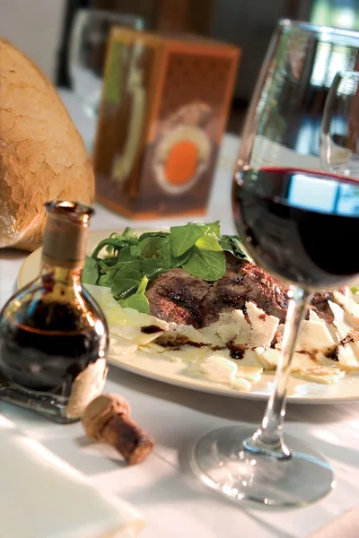 Dîner steak avec verre de vin Photo De Stock