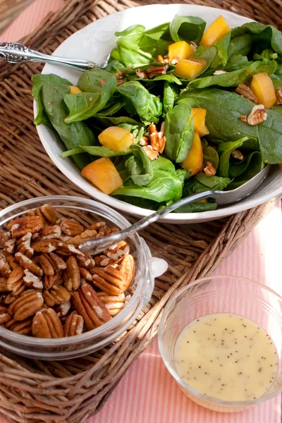 Салат со шпинатом с орехами пекан, персик и D Лицензионные Стоковые Фото