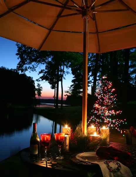 Ρομαντικό δείπνο με κεριά στη λίμνη Εικόνα Αρχείου