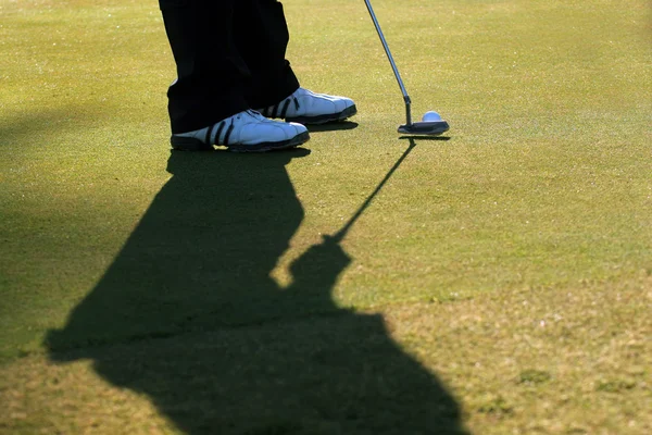Le golfeur aligne son putt Images De Stock Libres De Droits