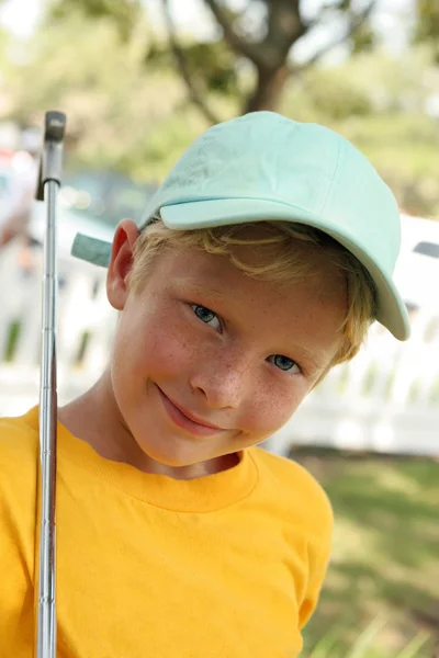 Fiú putt-putt golf kék sapka Stock Kép