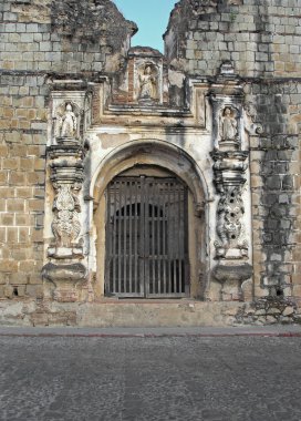 Antigua kilise kapısına