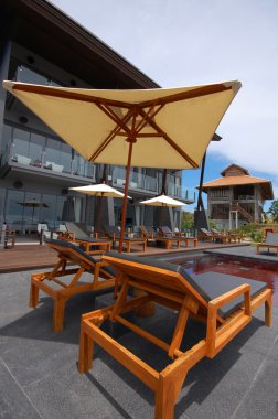 şezlong ve şemsiye çok güzel bir otel