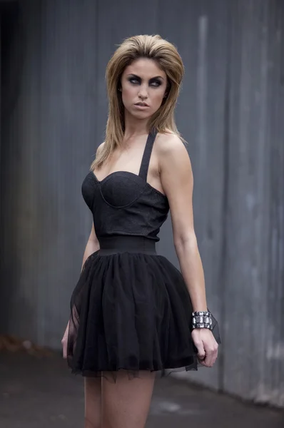 Modelo de moda em pouco vestido preto — Fotografia de Stock