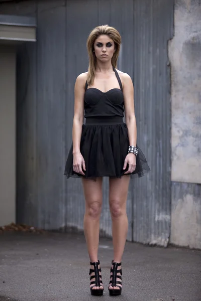 Modelo de moda em pouco vestido preto — Fotografia de Stock
