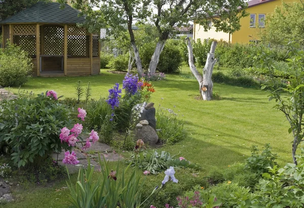 Lawn, arbour and flower bed — Stock Photo, Image