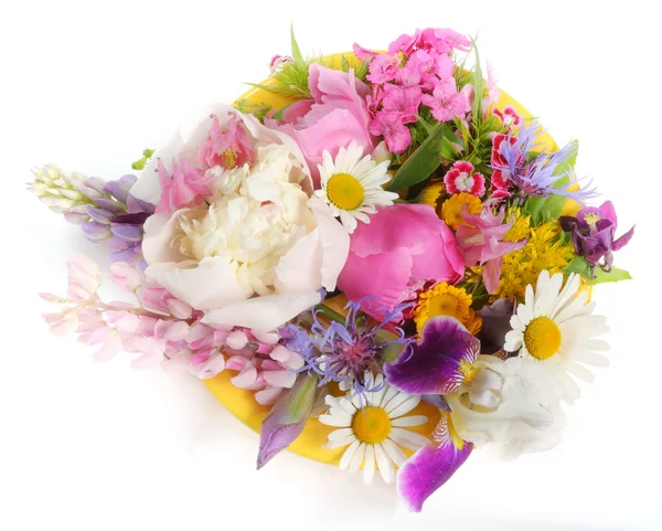 Gelber Teller mit Juni-Blüten — Stockfoto