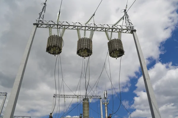 Электрические трансформаторы против облаков — стоковое фото